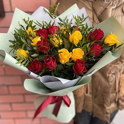Яркий букет из роз
