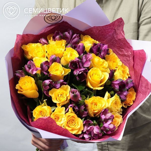Букет из 26 желтых роз 35-40 см (Россия) и 7 фиолетовыми альстромериями