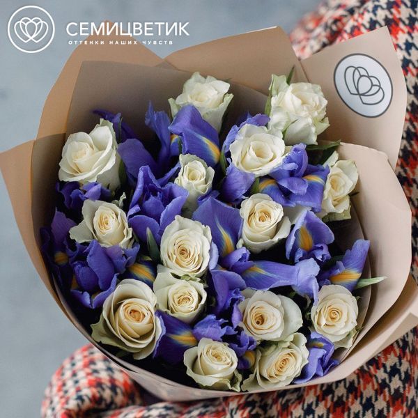 Букет из 10 белых роз (Кения) и 15 синих ирисов