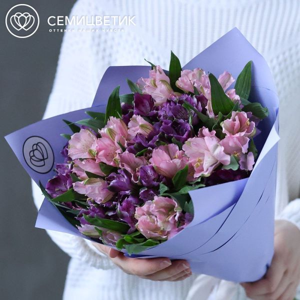 Букет из 15 альстромерий в фиолетовых и розовых тонах в сиреневой пленке