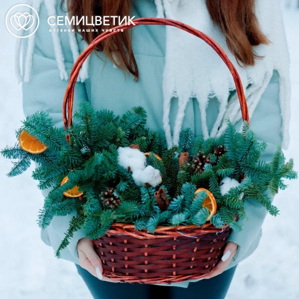 Композиция с елью, хлопком, шишками и дольками апельсина в корзине