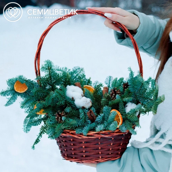 Композиция с елью, хлопком, шишками и дольками апельсина в корзине