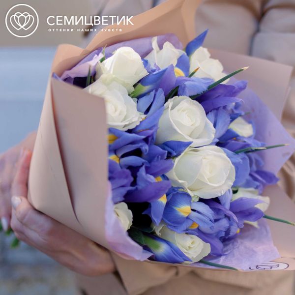 Букет из 10 белых роз (Кения) Standart и 25 синих ирисов