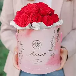 Букет в розовой шляпной коробке Amour Mini из 19 красных одноголовых пионовидных роз Red Piano