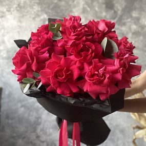Букет из ярко розовых роз