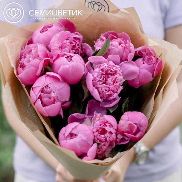 Букет из 11 ярко-розовых пионов Standart