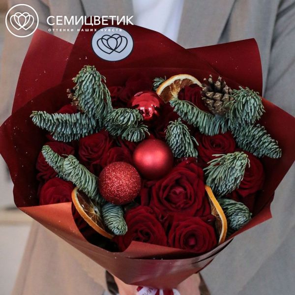 Букет из 15 красных роз 35-40 см (Россия) с елью и шишками