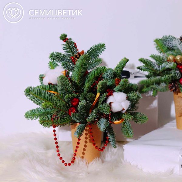 Композиция с елью и красными бусами в стакане