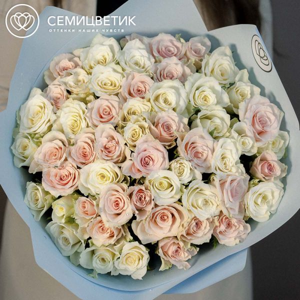 Букет из 51 нежно-розовой и белой розы 30 см (Кения)