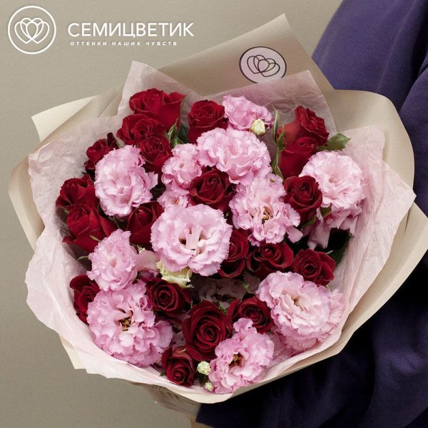 Букет из 20 красных роз 40 см (Кения) и 11 розовых лизиантусов в кремовой пленке