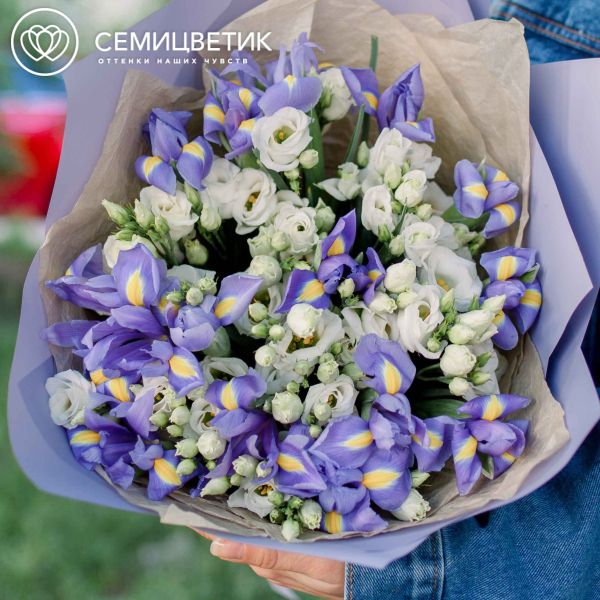 Букет из 15 синих ирисов и 7 белых лизиантусов
