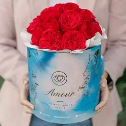Букет в голубой шляпной коробке Amour Mini из 19 красных одноголовых пионовидных роз Red Piano