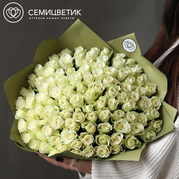 Букет из 101 белой розы 40 см (Кения) в оливковой пленке