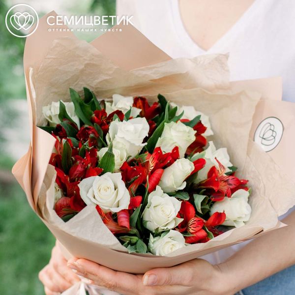 Букет из 15 белых роз 30 см (Кения) и 7 красных альстромерий в кремовой пленке