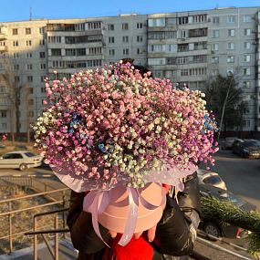 Воздушная, нежная композиция в шляпной коробке из Гипсофилы