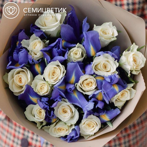 Букет из 10 белых роз (Кения) и 15 синих ирисов