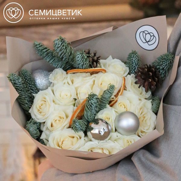 Букет из 15 белых роз 35-40 см (Россия) с елью и апельсином