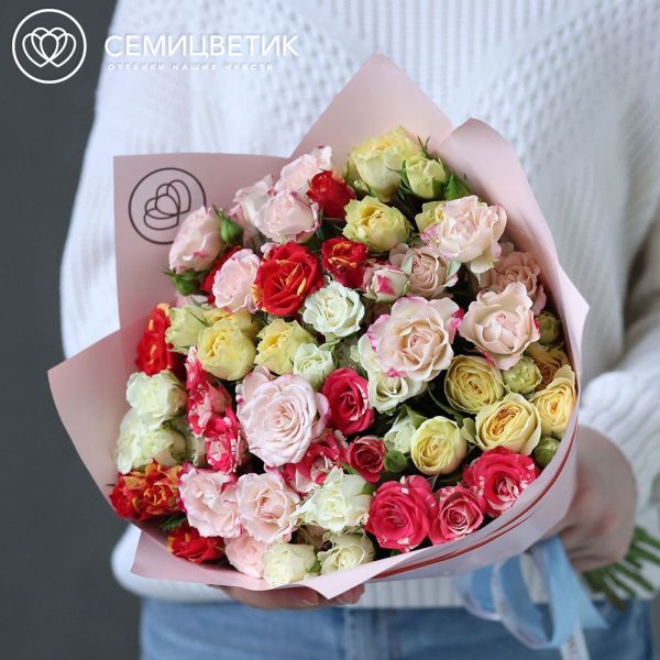 Букет из 15 кустовых роз 40 см микс (Кения) в розовой пленке