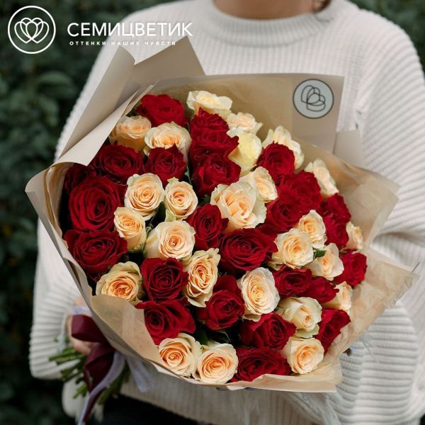 Букет из 51 красной и кремовой розы 40 см (Кения) в кремовой пленке