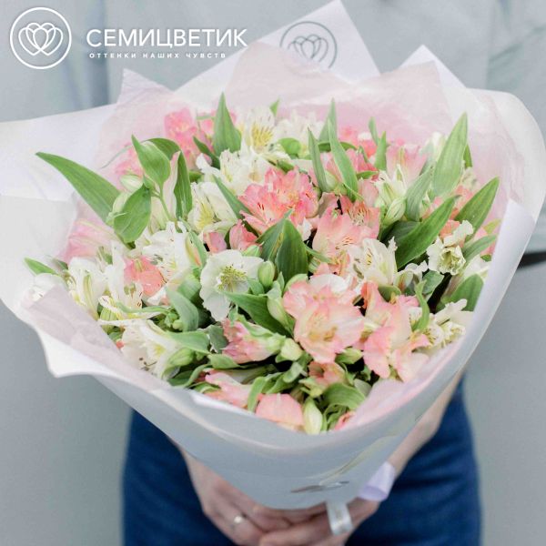 Букет из 23 розовых и белых альстромерий