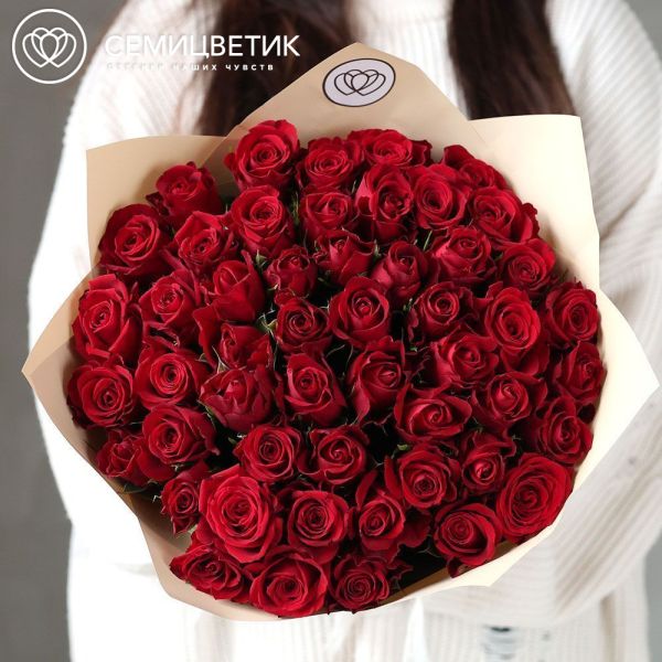 Букет из 51 красной розы 40 см (Кения) в кремовой пленке