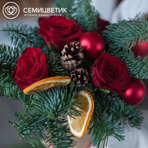 Композиция из красных роз (Кения) с елью в стакане