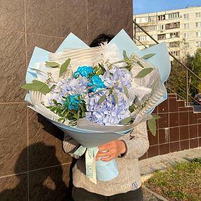 Шикарный букет с гортензиями, диантусами и эвкалиптом