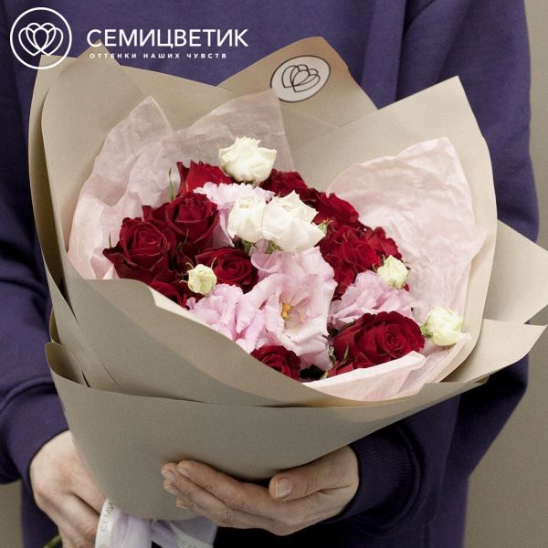 Букет из 15 красных роз (Кения) и 6 розовых лизиантусов в кремовой пленке