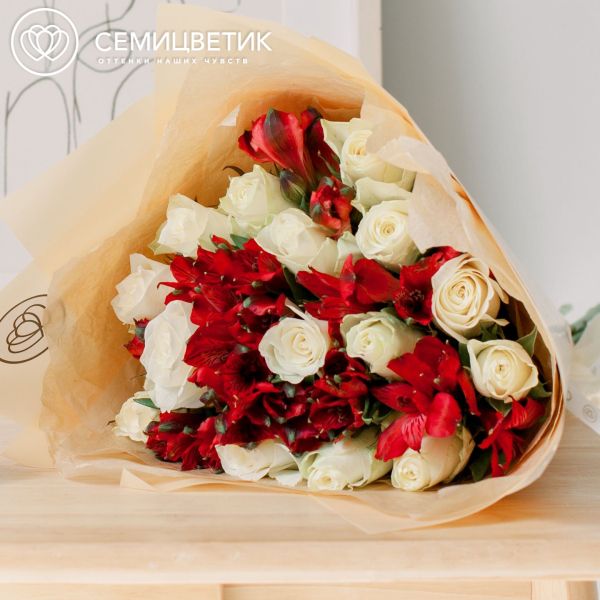 Букет из 15 белых роз (Кения) Standart и 7 красных альстромерий