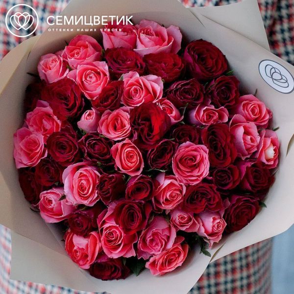 Букет из 51 красной и коралловой розы 40 см (Кения)