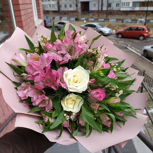 Букет с розами и альстромериями