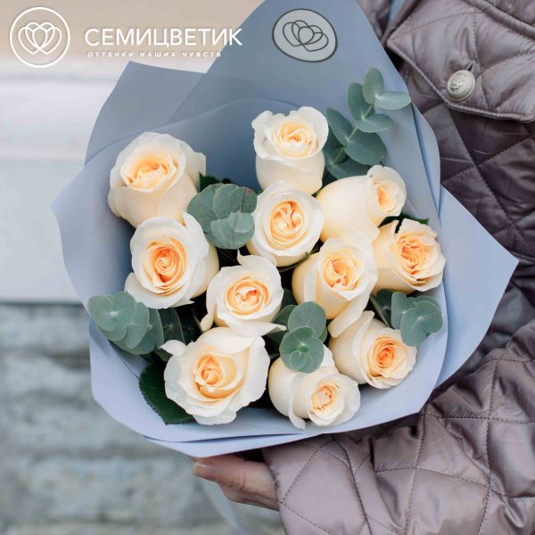 Букет из 11 кремовых роз (Эквадор) 50 см Creme de la Creme с эвкалиптом