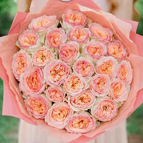 Букет из 25 персиковых пионовидных роз Flash Back 40 см в розовой пленке