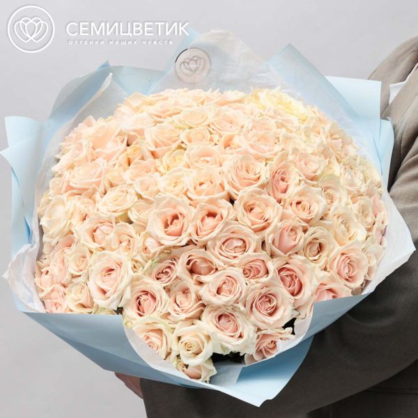 Букет из 101 нежно-розовой розы 40 см (Россия) в голубой пленке