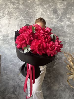 Букет из ярко розовых роз