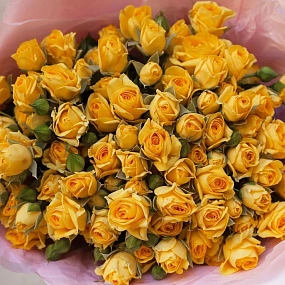 Букет из 19 желтых кустовых роз 40 см (Кения) в розовой пленке