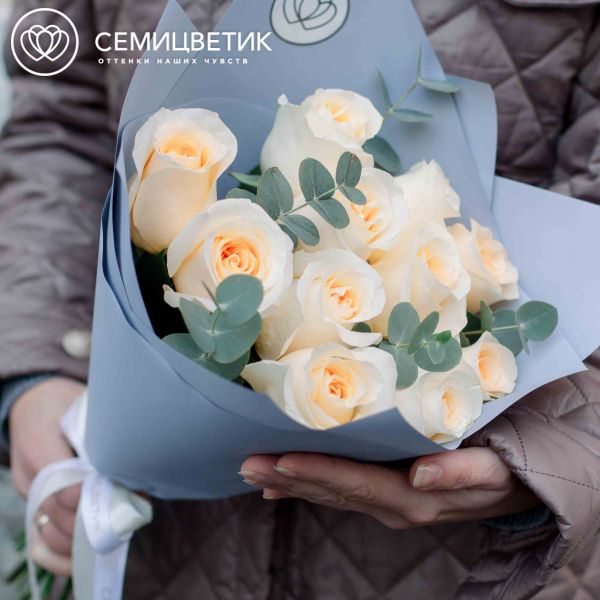 Букет из 11 кремовых роз (Эквадор) 50 см Creme de la Creme с эвкалиптом