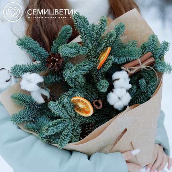 Букет из ели, хлопка и апельсинов с шишками
