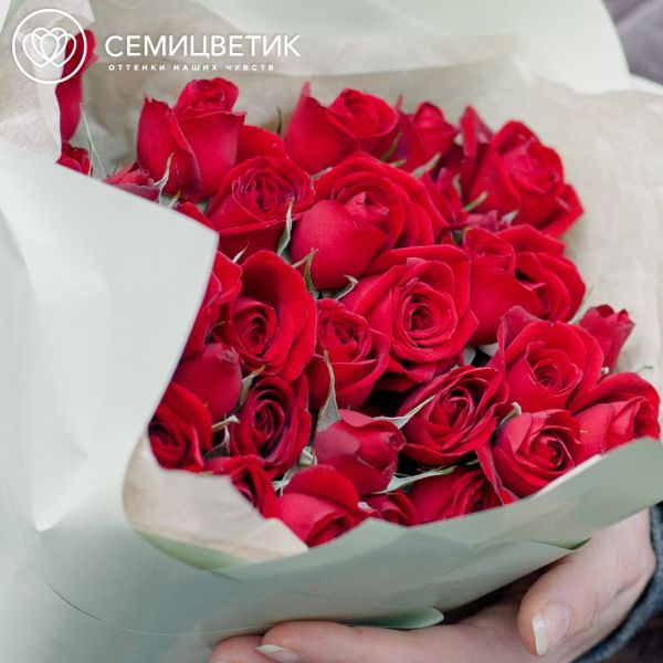 Букет из 11 красных кустовых роз (Эквадор) 40 см