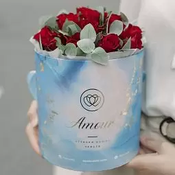Букет в голубой шляпной коробке Amour Mini из 21 красной розы (Кения) Standart с эвкалиптом