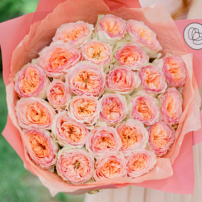 Букет из 25 персиковых пионовидных роз Flash Back 40 см в розовой пленке
