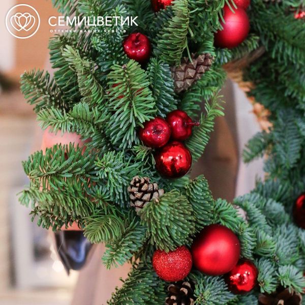Новогодний венок с шишками, яблоками и шарами