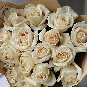 Букет из 15 белых роз Vendela 70 см (Эквадор)