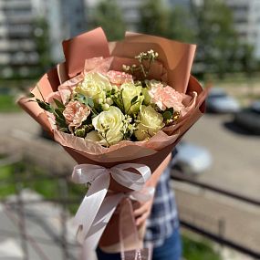 Букет в нежной цветовой гамме в стильной упаковке
