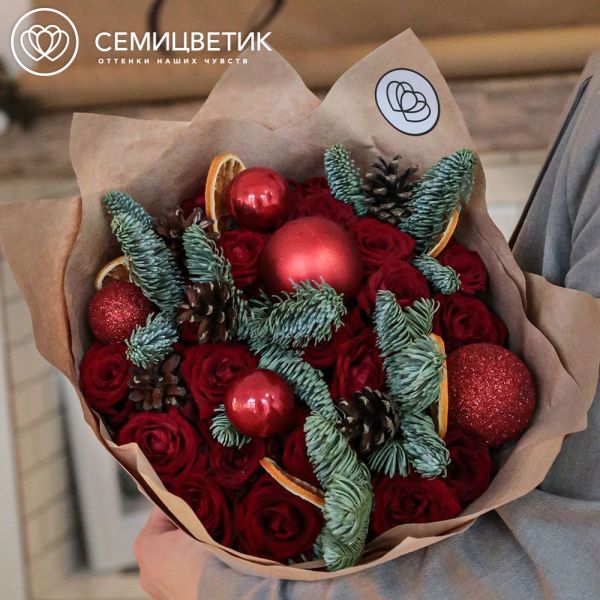 Букет из 25 красных роз 35-40 см (Россия) с елью и апельсином