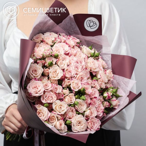 Букет из 25 белых с розовой каймой кустовых роз 40 см (Кения)