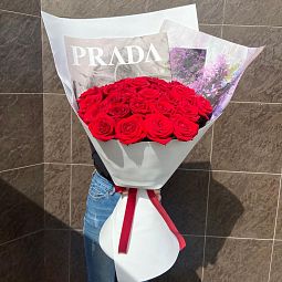 Красные ароматные розы в стильной упаковке