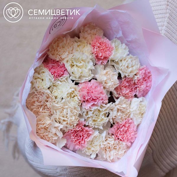 Букет из 25 розовых, белых и кремовых гвоздик