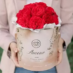 Букет в бежевой шляпной коробке Amour Mini из 19 красных одноголовых пионовидных роз Red Piano