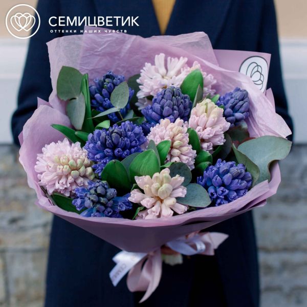 Букет из гиацинтов с зеленью